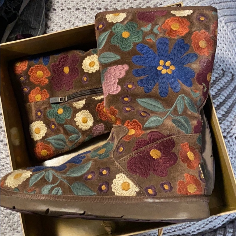 UGG Australia Embroidery boots